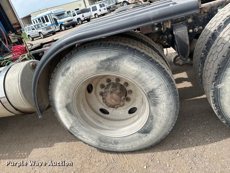 image for item NH9119 2005 Sterling L9500 semi truck