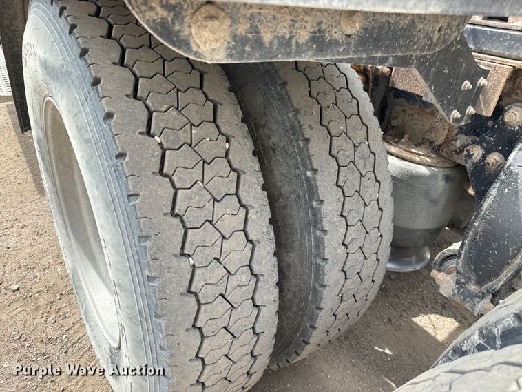 image for item NH9119 2005 Sterling L9500 semi truck