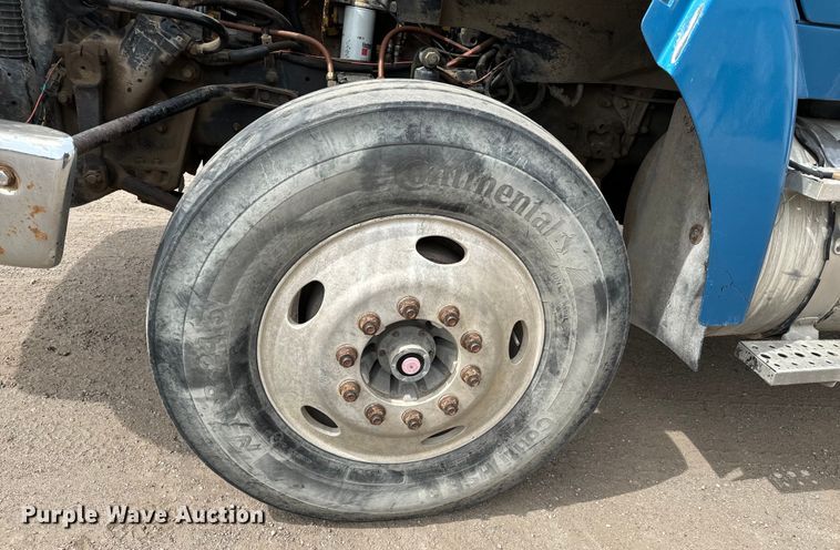 image for item NH9119 2005 Sterling L9500 semi truck