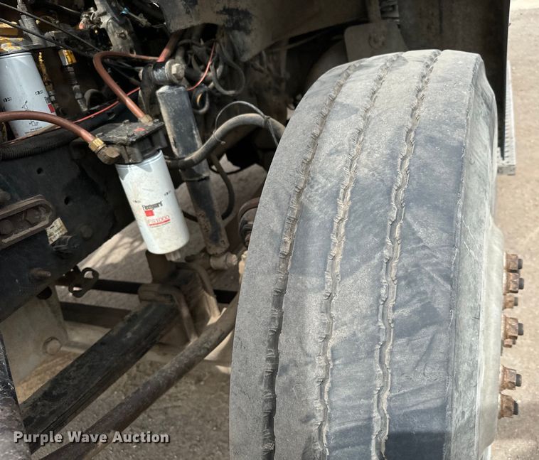 image for item NH9119 2005 Sterling L9500 semi truck