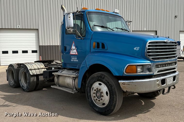 image for item NH9121 2005 Sterling L9500 semi truck