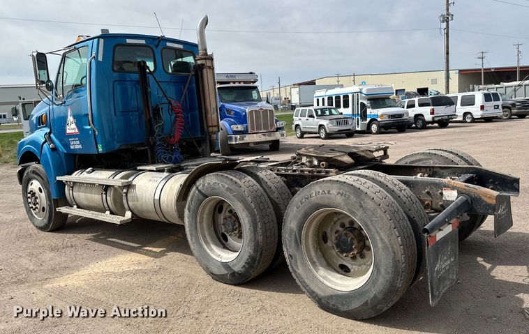 image for item NH9121 2005 Sterling L9500 semi truck