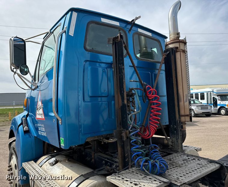 image for item NH9121 2005 Sterling L9500 semi truck