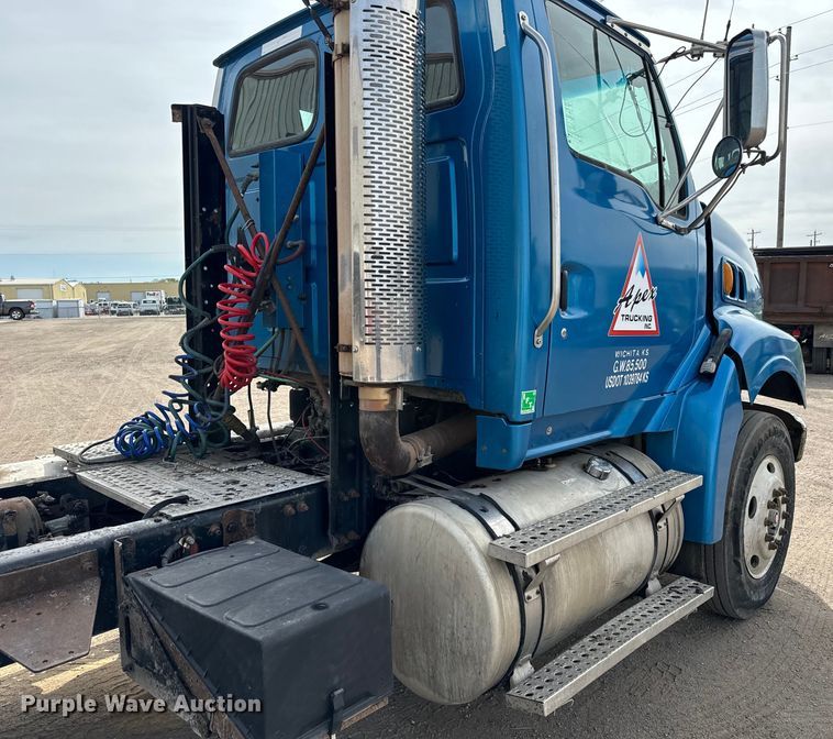 image for item NH9121 2005 Sterling L9500 semi truck