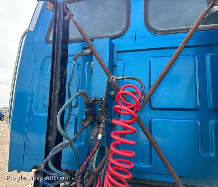 image for item NH9121 2005 Sterling L9500 semi truck