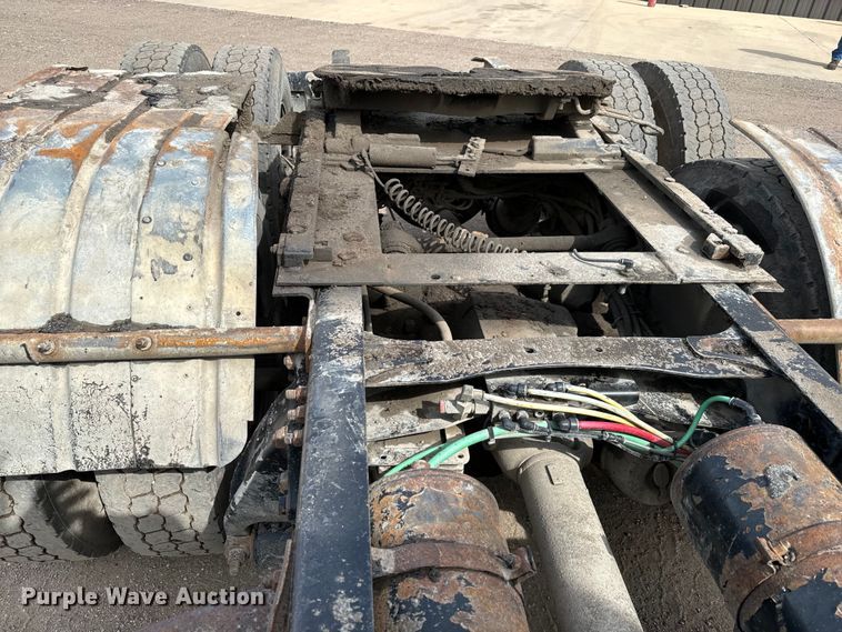 image for item NH9121 2005 Sterling L9500 semi truck