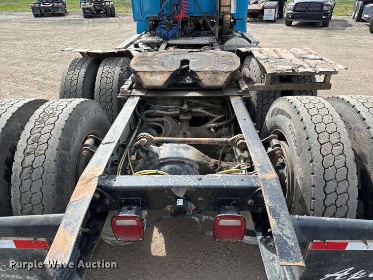 image for item NH9121 2005 Sterling L9500 semi truck