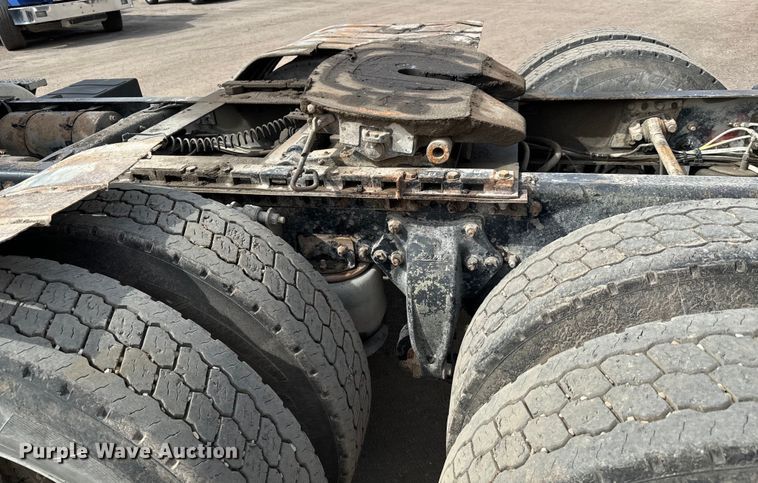 image for item NH9121 2005 Sterling L9500 semi truck