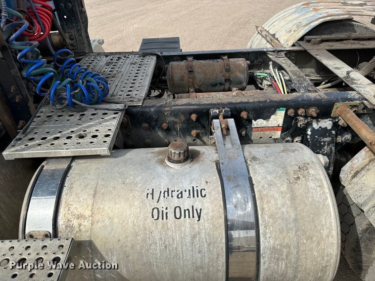 image for item NH9121 2005 Sterling L9500 semi truck