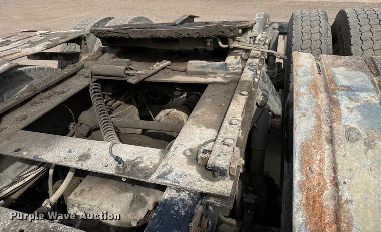 image for item NH9121 2005 Sterling L9500 semi truck