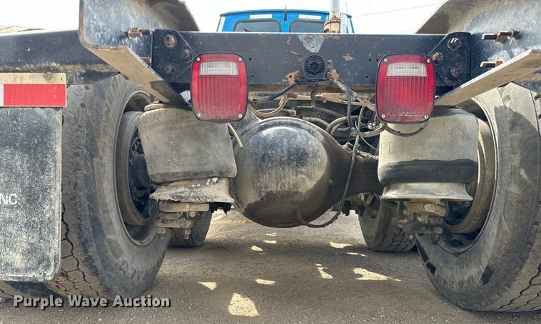 image for item NH9121 2005 Sterling L9500 semi truck