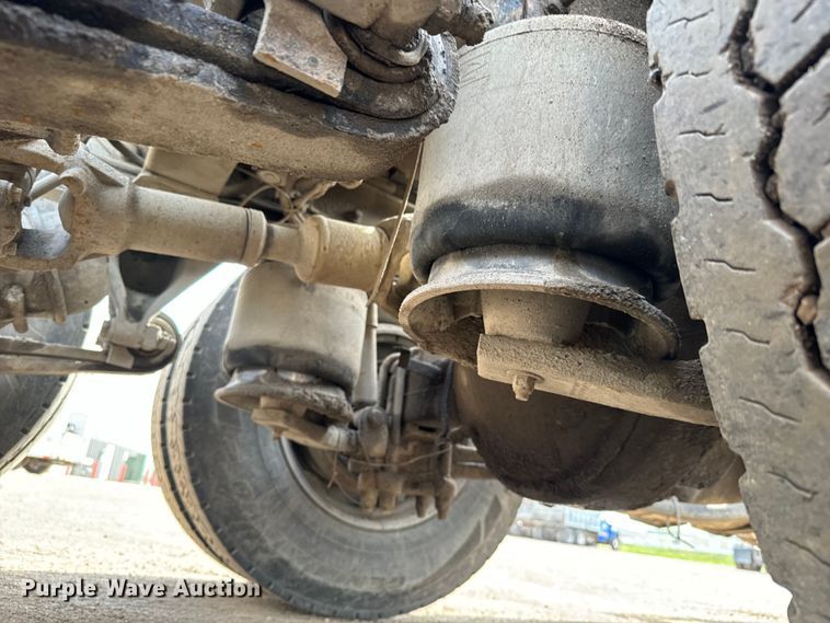 image for item NH9121 2005 Sterling L9500 semi truck