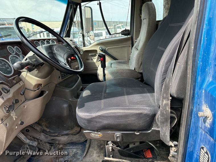 image for item NH9121 2005 Sterling L9500 semi truck