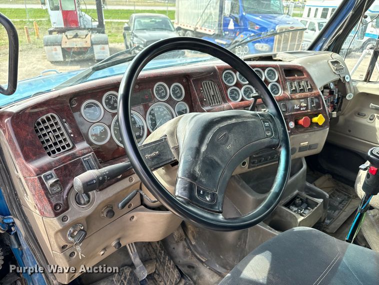 image for item NH9121 2005 Sterling L9500 semi truck