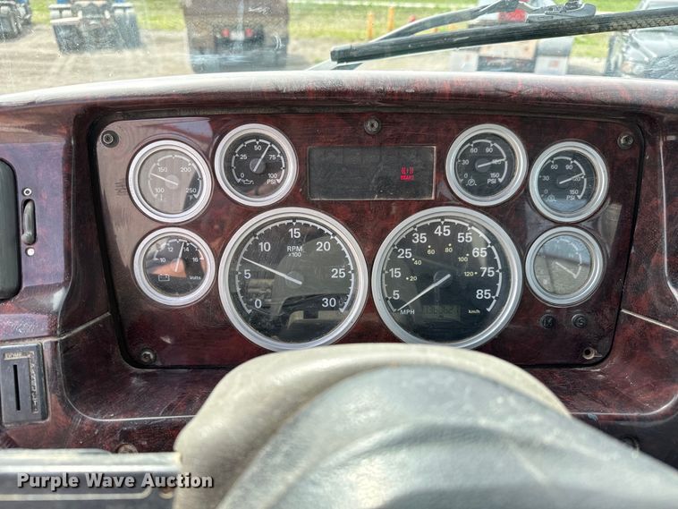 image for item NH9121 2005 Sterling L9500 semi truck