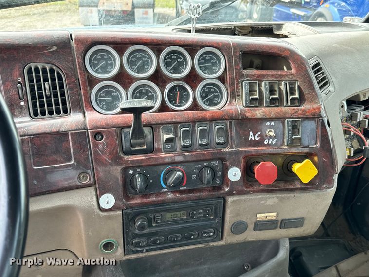 image for item NH9121 2005 Sterling L9500 semi truck