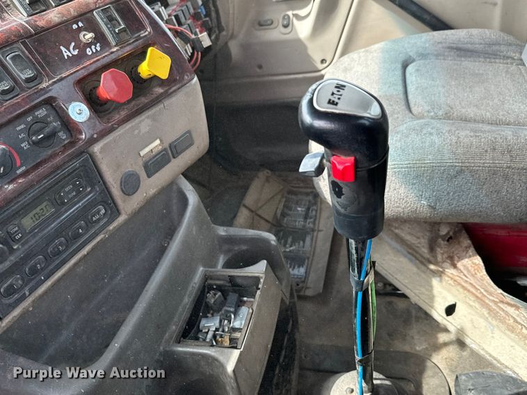 image for item NH9121 2005 Sterling L9500 semi truck