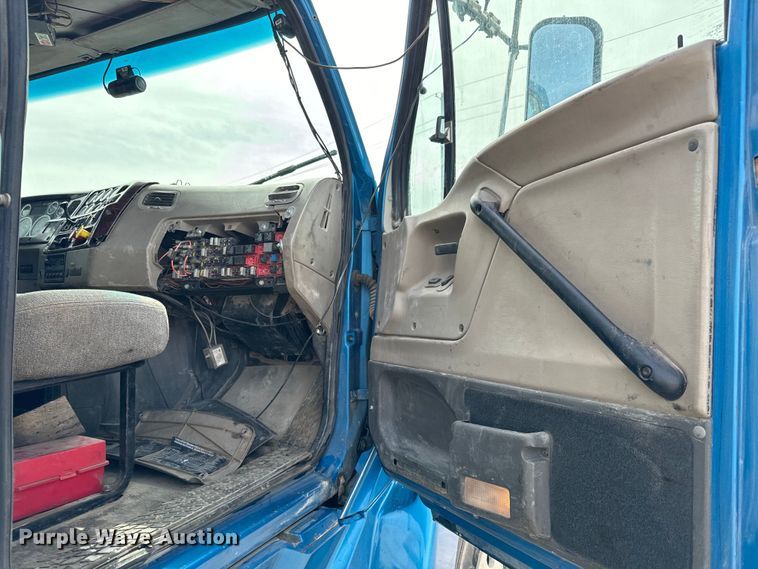 image for item NH9121 2005 Sterling L9500 semi truck