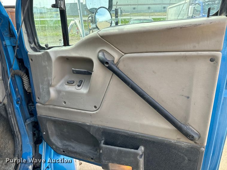 image for item NH9121 2005 Sterling L9500 semi truck