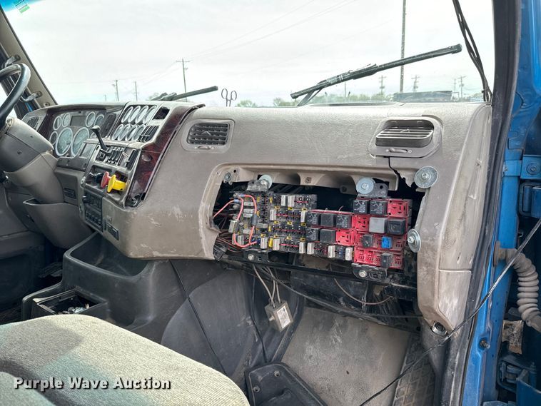 image for item NH9121 2005 Sterling L9500 semi truck