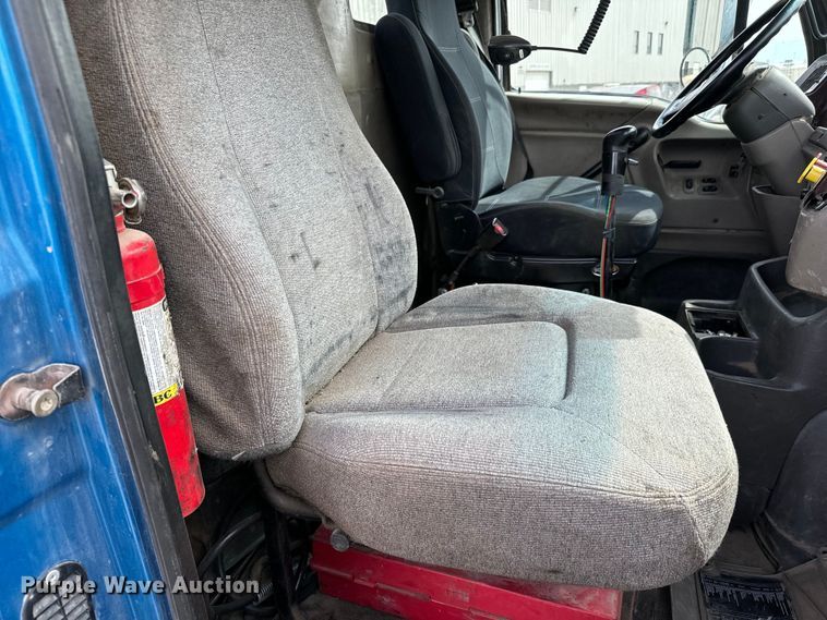 image for item NH9121 2005 Sterling L9500 semi truck