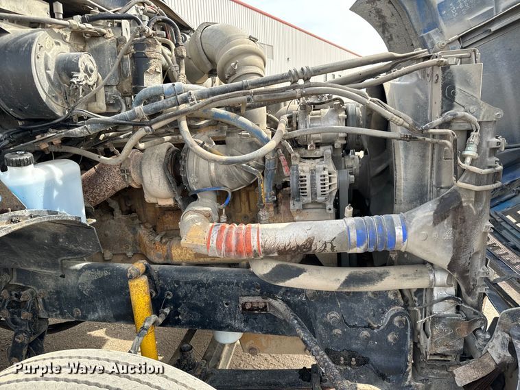 image for item NH9121 2005 Sterling L9500 semi truck