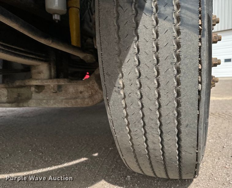 image for item NH9121 2005 Sterling L9500 semi truck