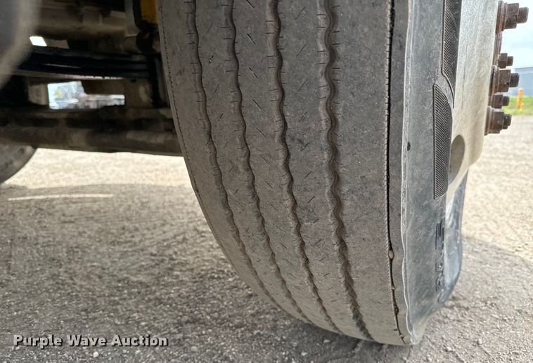 image for item NH9121 2005 Sterling L9500 semi truck