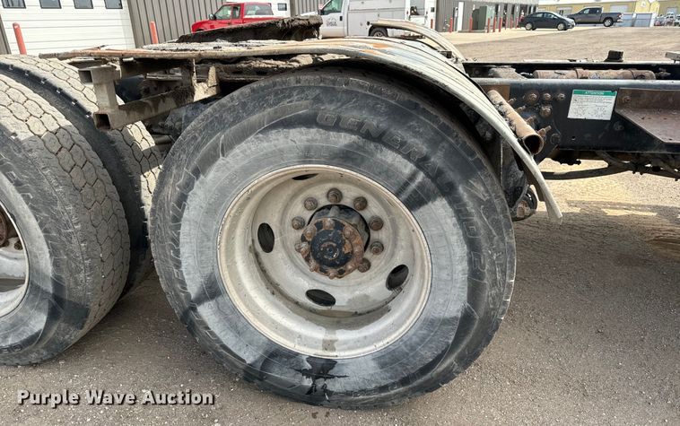 image for item NH9121 2005 Sterling L9500 semi truck