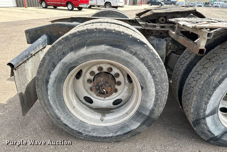 image for item NH9121 2005 Sterling L9500 semi truck