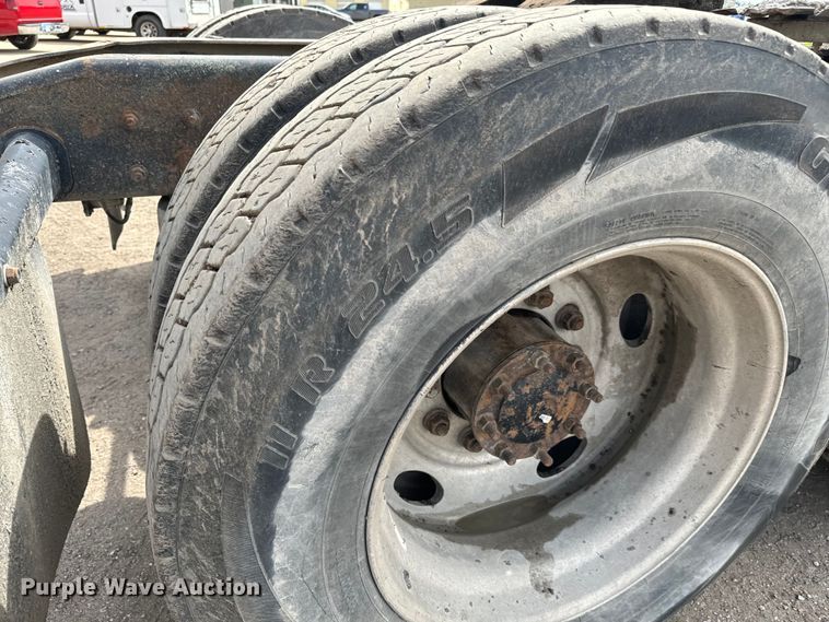 image for item NH9121 2005 Sterling L9500 semi truck