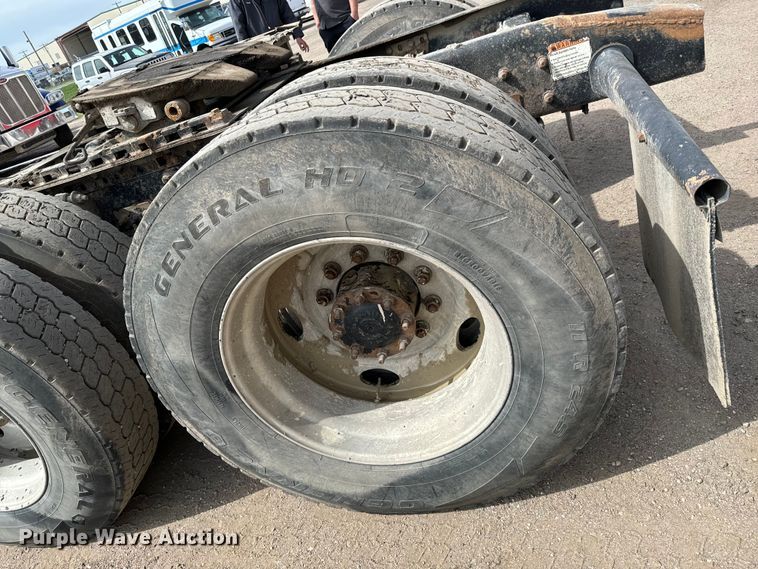 image for item NH9121 2005 Sterling L9500 semi truck