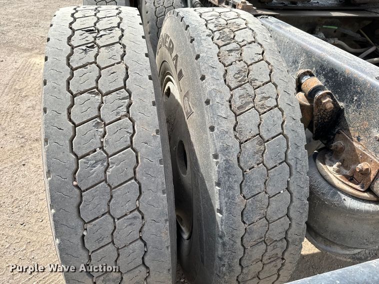 image for item NH9121 2005 Sterling L9500 semi truck