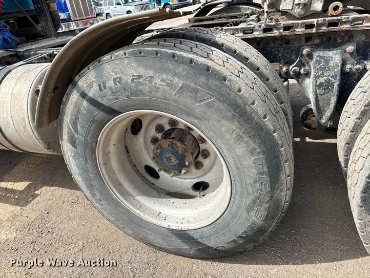 image for item NH9121 2005 Sterling L9500 semi truck