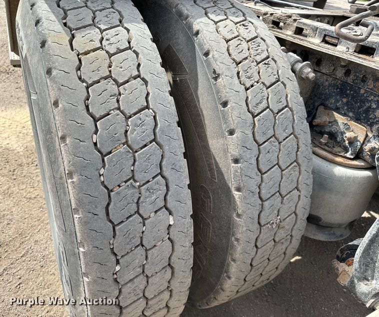 image for item NH9121 2005 Sterling L9500 semi truck