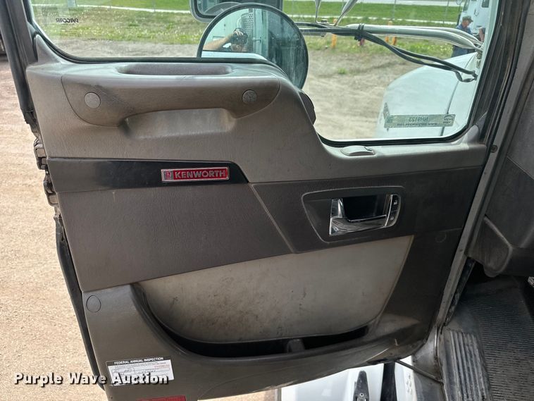 image for item NH9123 2012 Kenworth T800 semi truck