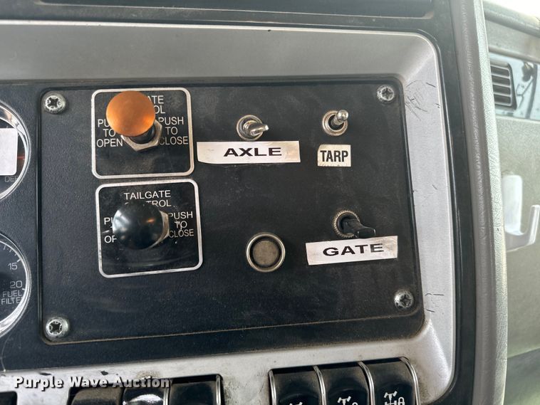 image for item NH9123 2012 Kenworth T800 semi truck