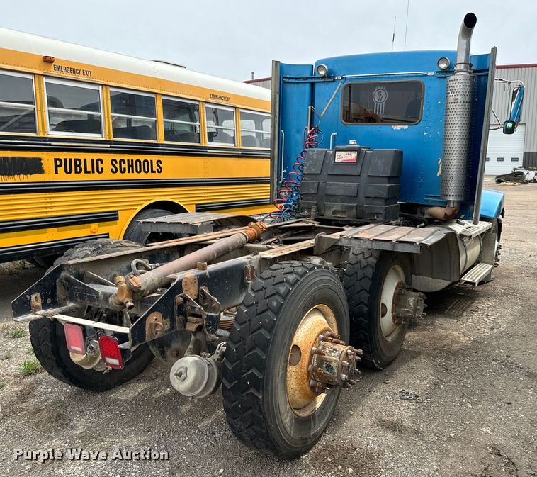 image for item NH9125 1997 Kenworth  T400 semi truck