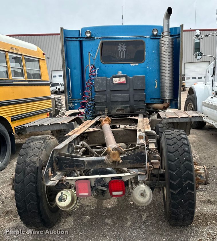 image for item NH9125 1997 Kenworth  T400 semi truck