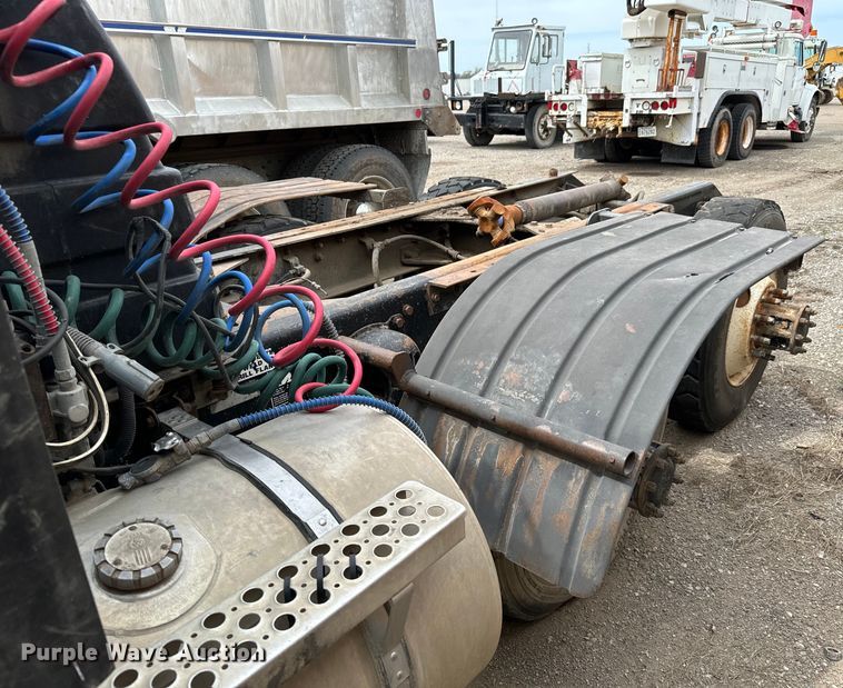 image for item NH9125 1997 Kenworth  T400 semi truck