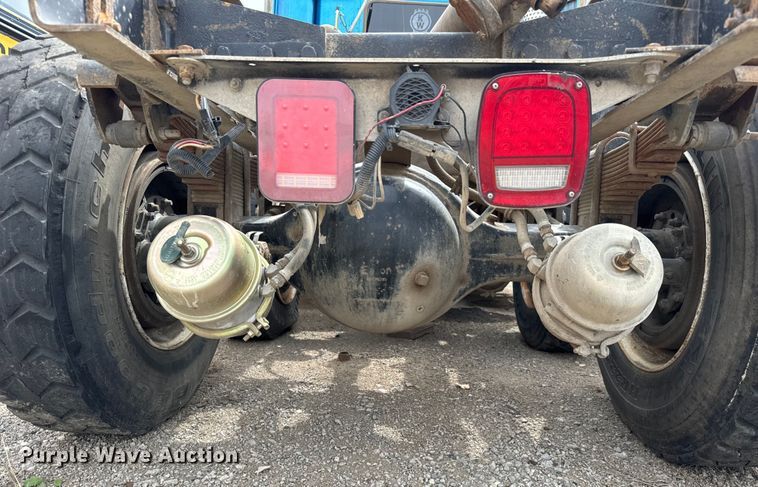 image for item NH9125 1997 Kenworth  T400 semi truck