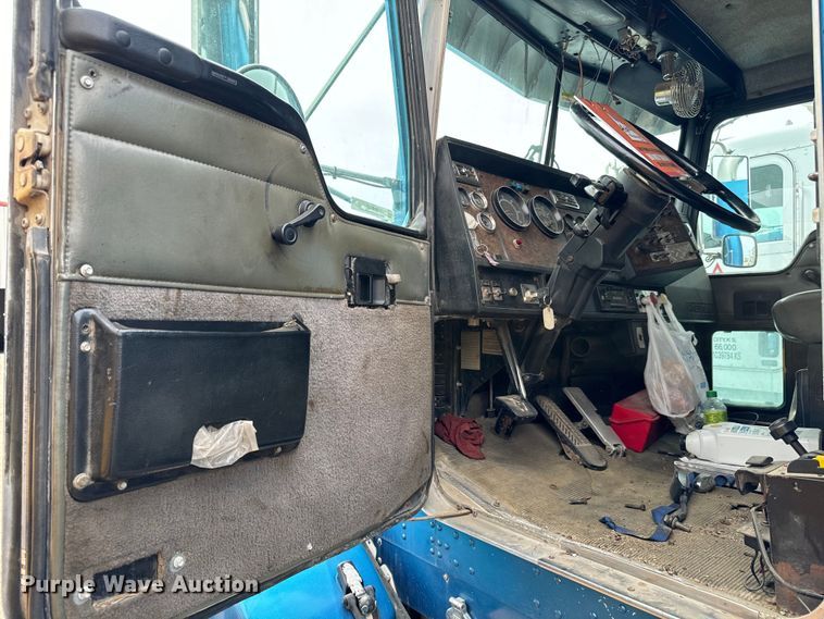 image for item NH9125 1997 Kenworth  T400 semi truck