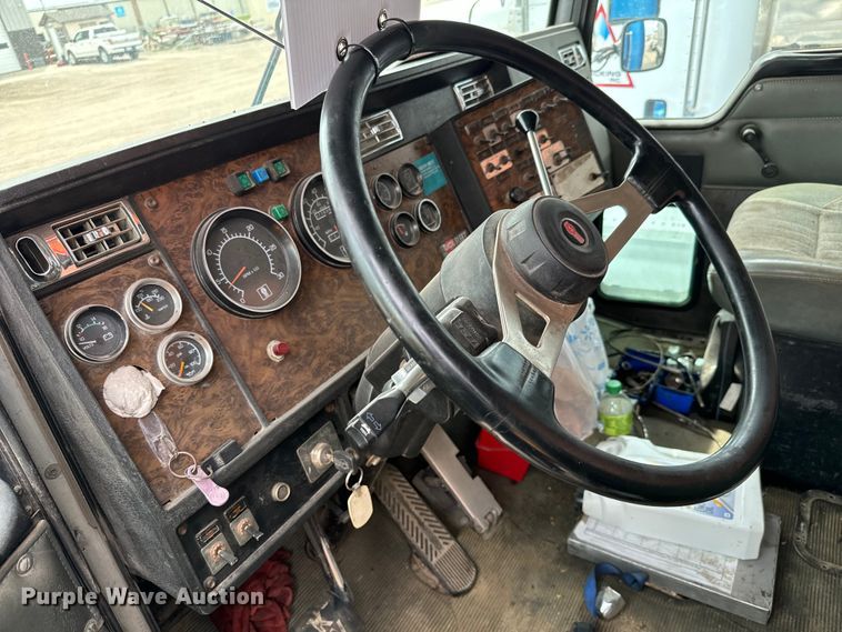 image for item NH9125 1997 Kenworth  T400 semi truck