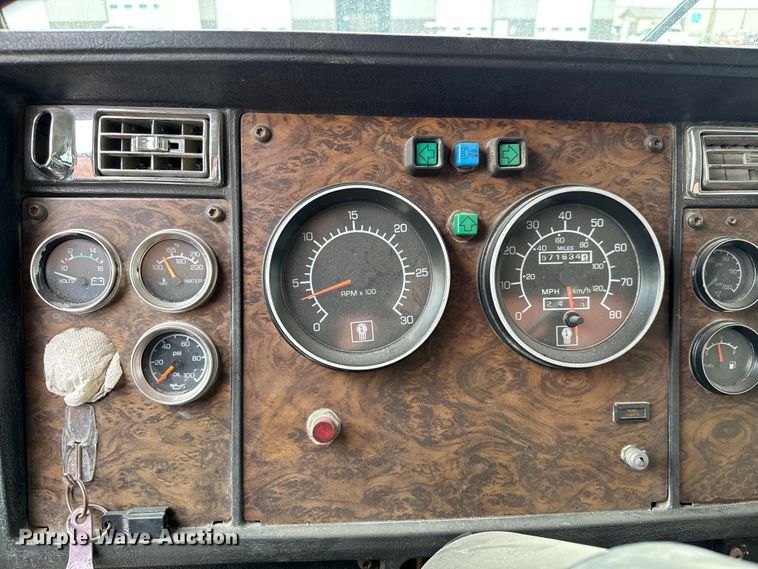 image for item NH9125 1997 Kenworth  T400 semi truck