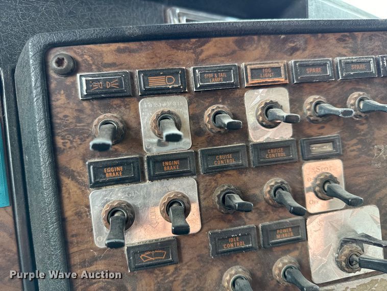 image for item NH9125 1997 Kenworth  T400 semi truck