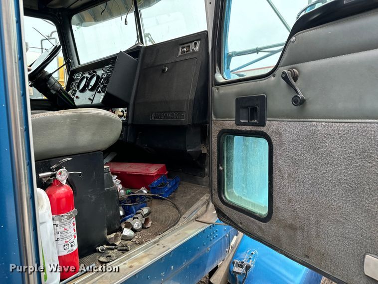 image for item NH9125 1997 Kenworth  T400 semi truck