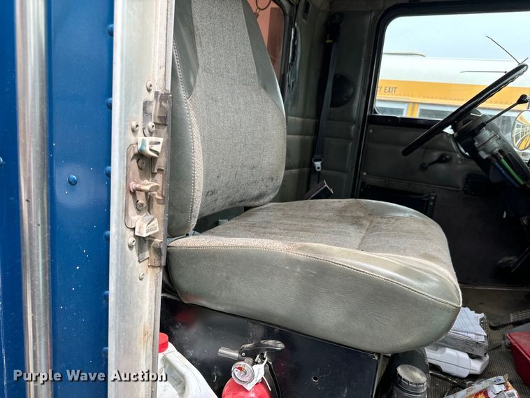 image for item NH9125 1997 Kenworth  T400 semi truck