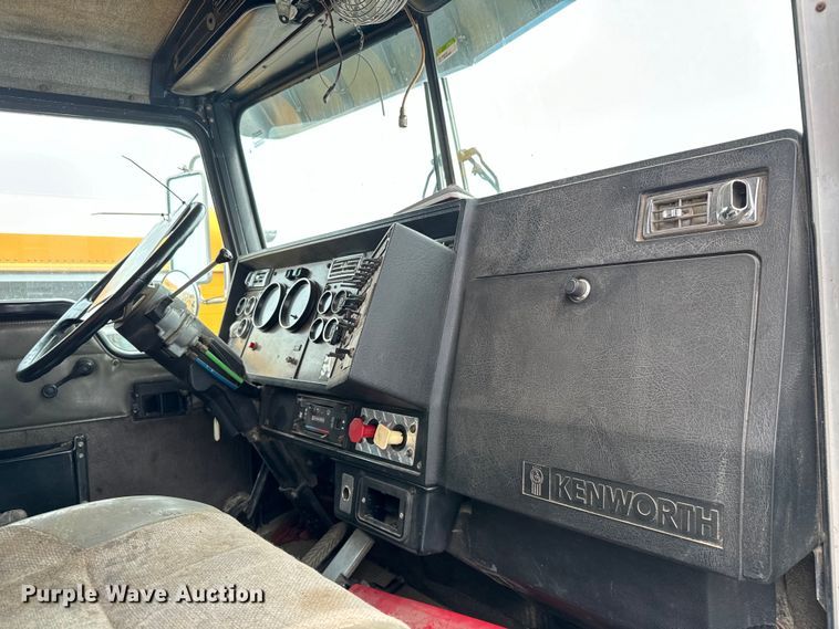 image for item NH9125 1997 Kenworth  T400 semi truck