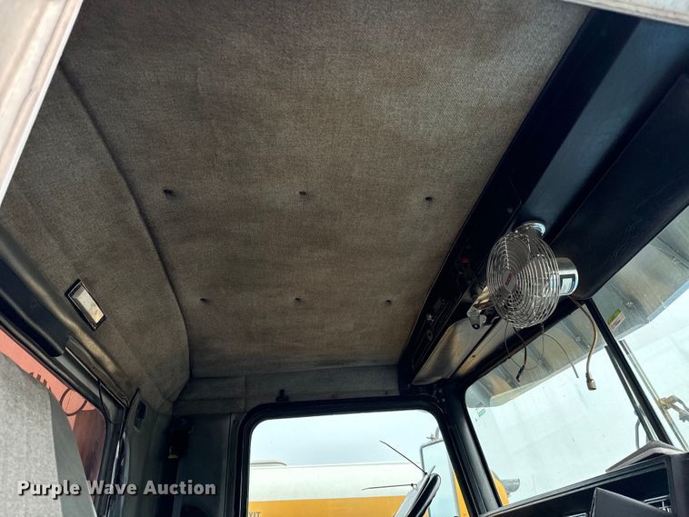 image for item NH9125 1997 Kenworth  T400 semi truck