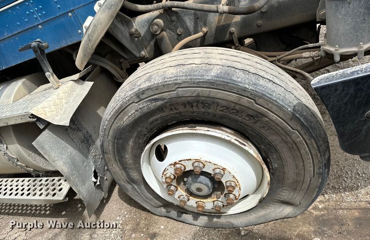 image for item NH9125 1997 Kenworth  T400 semi truck